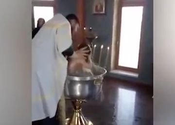 La iglesia ortodoxa suspende a un párroco por un bautizo violento