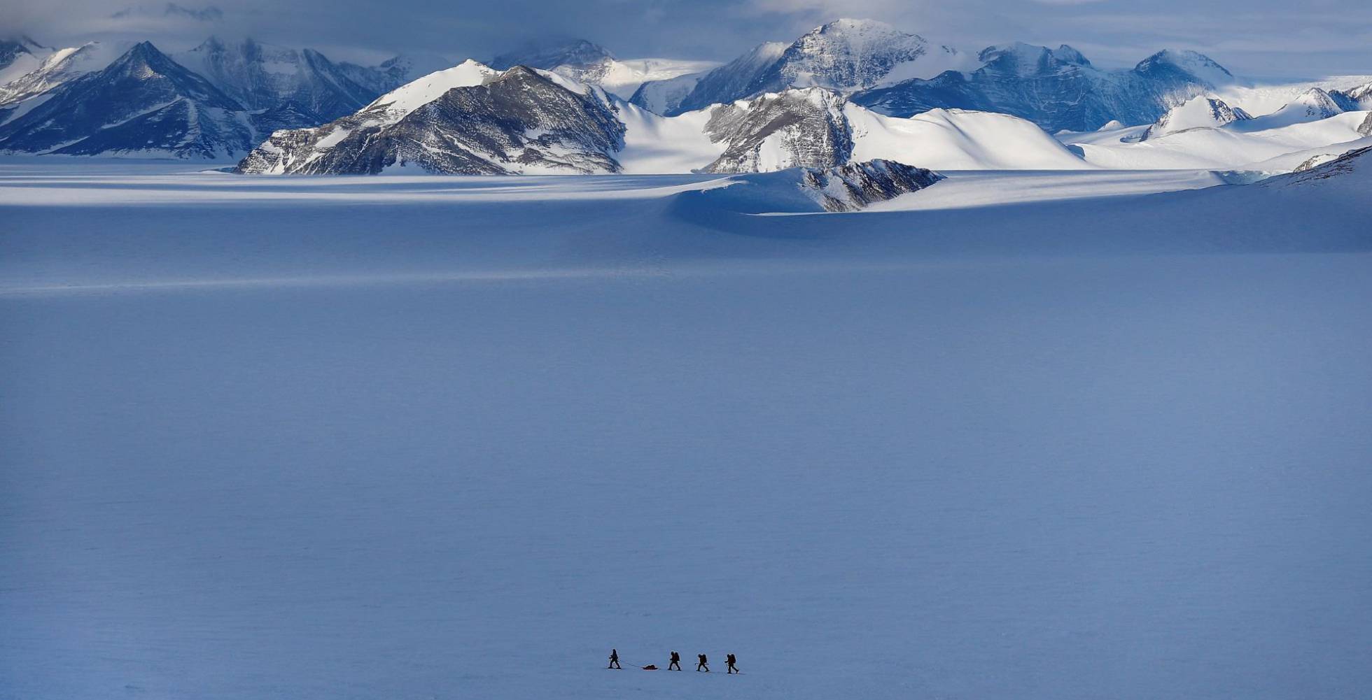 Un grupo de exploradores militares rastrean un área con GPS cerca de Higgins Nunatak en el Glaciar Unión, situado en las montañas Ellsworth, en la Antártida