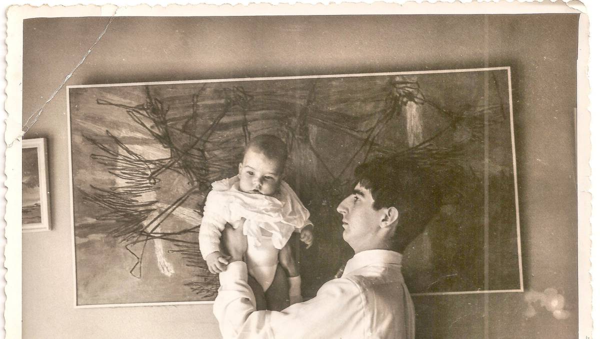 Juan Benet con su hijo Ramón, en 1956.