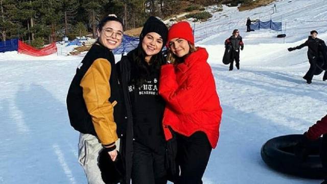 Selena Gomez, junto a dos amigas, el pasado martes.