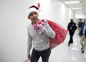 Barack Obama se disfraza de Papá Noel para entregar regalos a niños enfermos