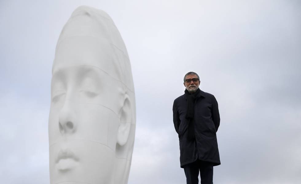 El escultor Jaume Plensa posa frente a su escultura.