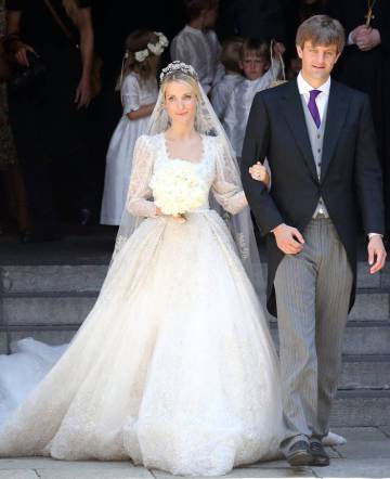 Erneste Augusto de Hannover y Ekaterina Malysheva salen del templo este sábado tras contraer matrimonio.