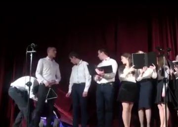 La impasible reacción de unos coristas frente al desmayo de su compañero en plena actuación