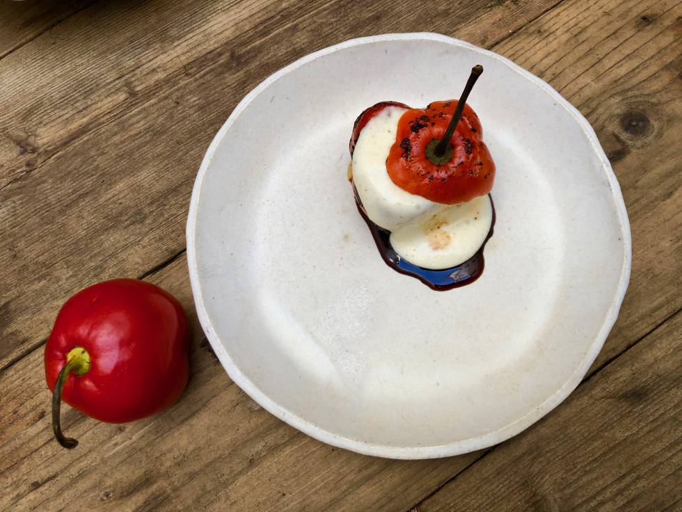 ROCOTO RELLENO DE CARRILLERA DE VACA GUISADA AL ESTILO HUATIA SULCANA, CHINCHO, HUACATAY, MENTA, CERVEZA, SOFRITO DE AJÍ PANCA CAPEL