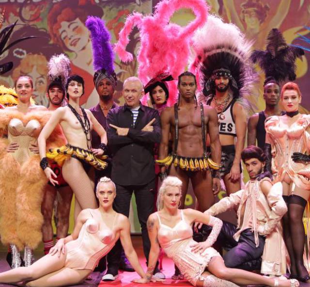La compañía del espectáculo de Jean-Paul Gaultier, con el diseñador en el centro.