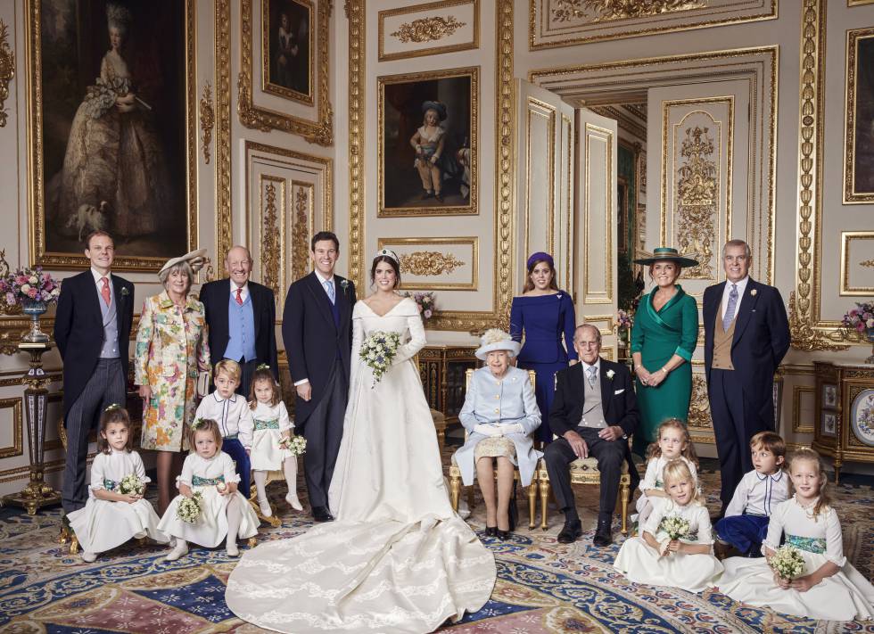 Una de las fotografías oficiales de la boda Eugenia de York, donde aparecen los novios con la familia Brooksbank (a la izquierda) y con los York, la reina de Inglaterra y el duque de Edimburgo (a la derecha).