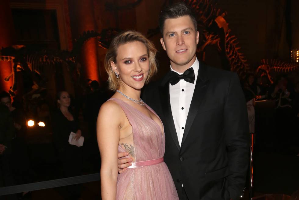 Scarlett Johansson e Colin Jost em um baile de gala no Museu de História Natural de Nova York, em 15 de novembro de 2018.