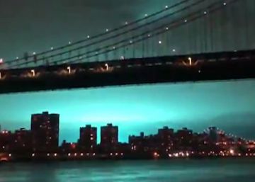 Una explosión tiñe de azul el cielo de la noche neoyorquina