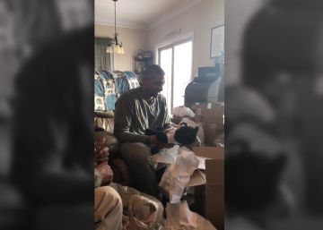 El conmovedor regalo de unas hijas a su padre: un peluche con la voz de su difunta abuela