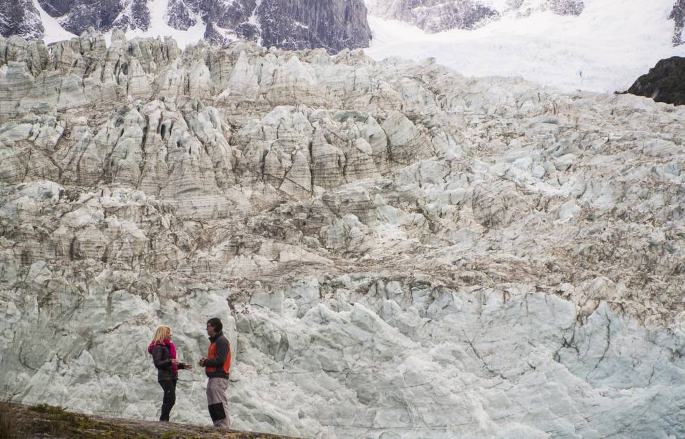 Dos pasajeros del Vía Australis en el frente del glaciar Pía, uno de los más activos de Tierra de Fuego.
