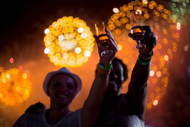 Celebración de la Nochevieja y el Año Nuevo en la playa de Copacabana en Rio de Janeiro (Brasil)
