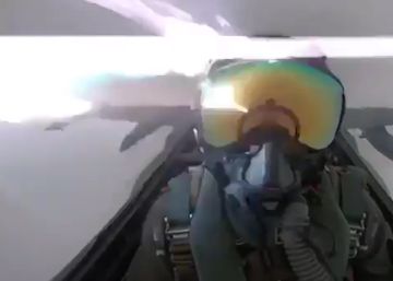 Un rayo impacta en la cabeza del piloto de un caza