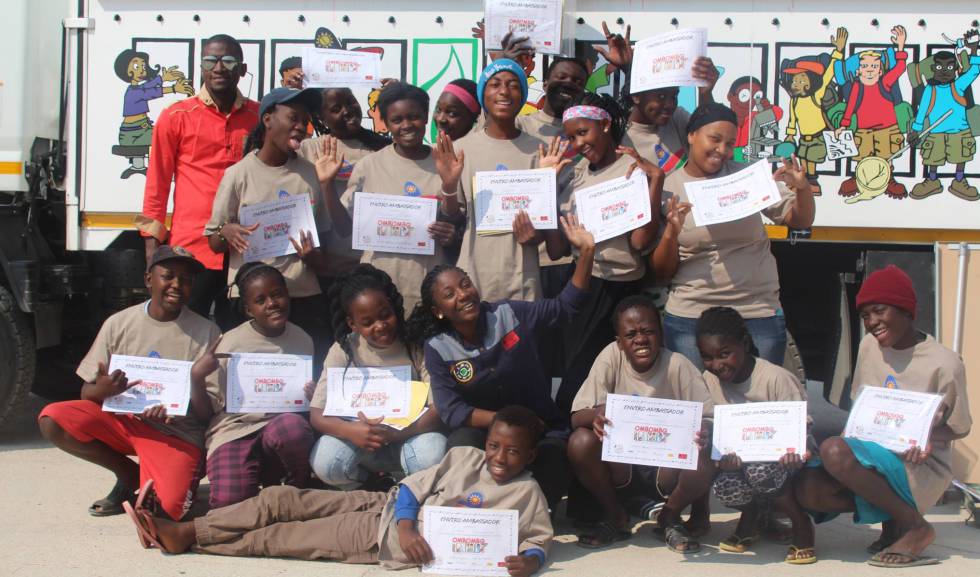 Un grupo de estudiantes con su diploma en educación ambiental.