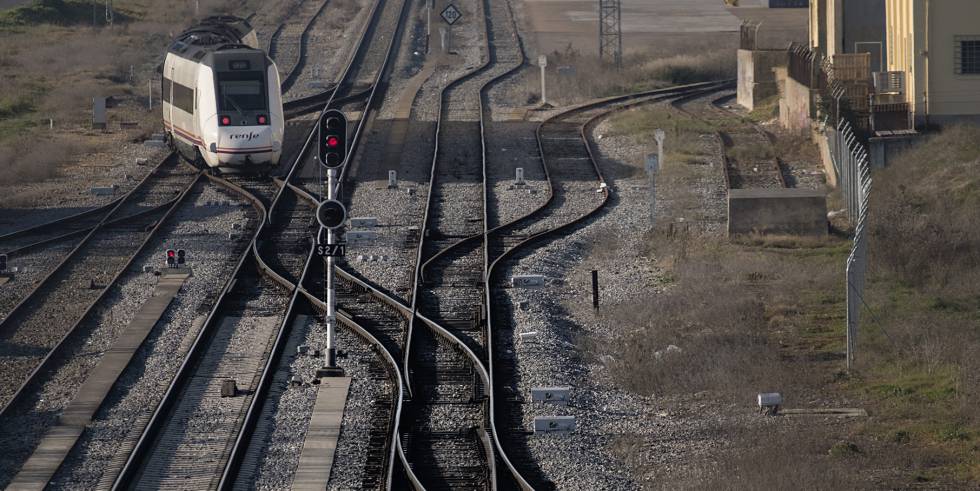 Un tren a la salida de la estación de ferrocarril de Badajoz.