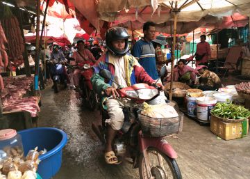 El mercado motorizado de Phsar Leu en la ciudad de Siem Reap