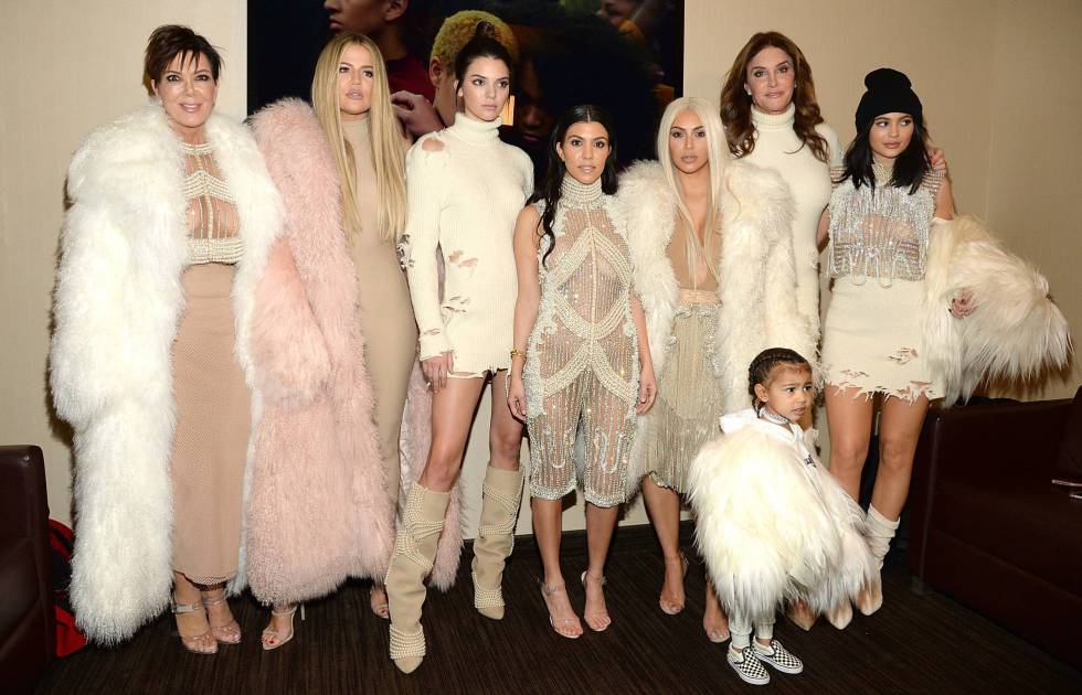 De izquierda a derecha: Kris Jenner, Khloé Kardashian, Kendall Jenner, Kourtney y Kim Kardashian, Caitlyn y Kylie Jenner, y la pequeña North West, en una imagen de 2017.rn