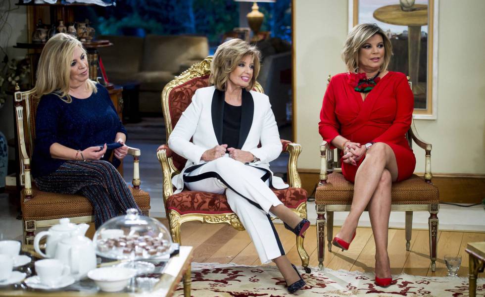 De izquierda a derecha, Carmen Borrego, María Teresa y Terelu Campos, en la casa familiar. rn