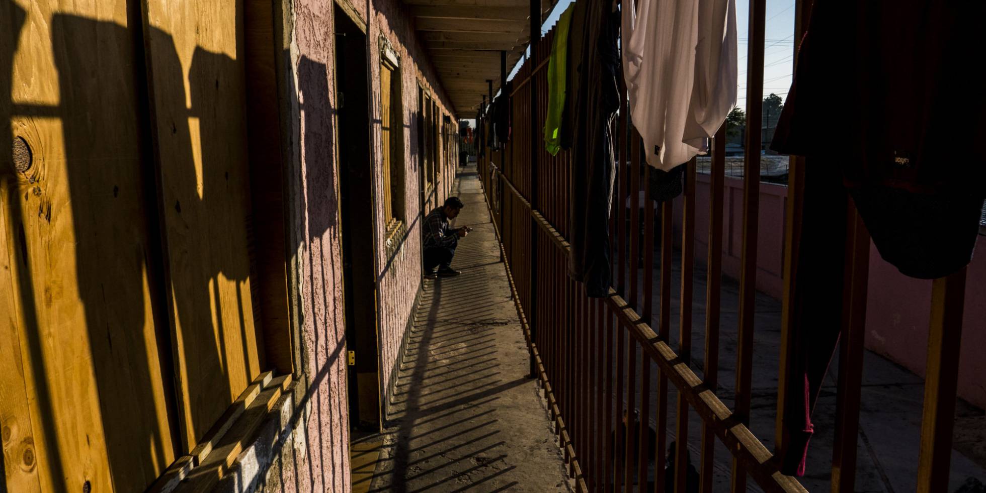 Un migrante hondureño espera en el interior del albergue Posada del Migrante, en la ciudad de Mexicali, el 6 de enero.