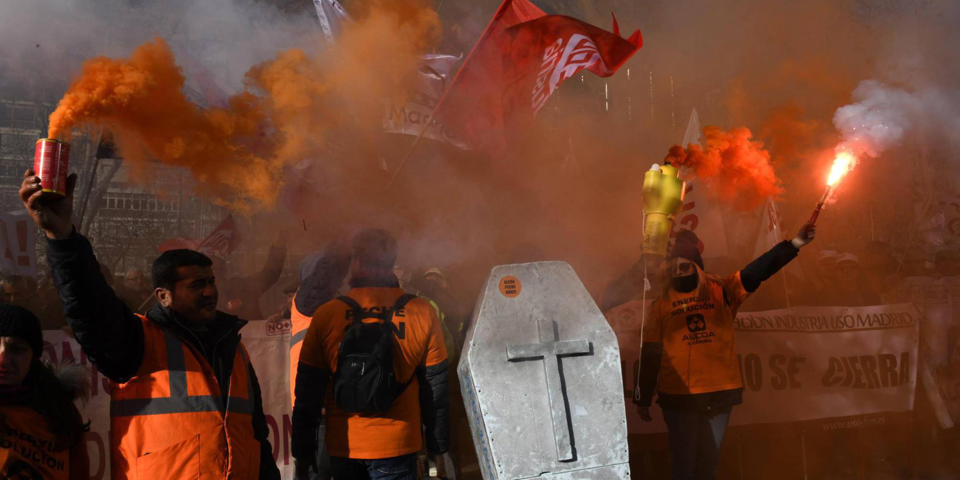 Trabajadores de Alcoa de Avilés y A Coruña durante la manifestación protagonizada este martes ante el Ministerio de Industria.