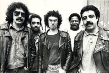 Los Suaves en una de sus primeras formaciones, allá por los ochenta. Los dos únicos que quedan hoy en el grupo de esta imagen son Yosi (primero por la izquierda) y su hermano Charly (primero por la derecha).
