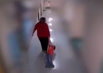 Despedida una profesora por arrastrar a un niño con autismo por el suelo