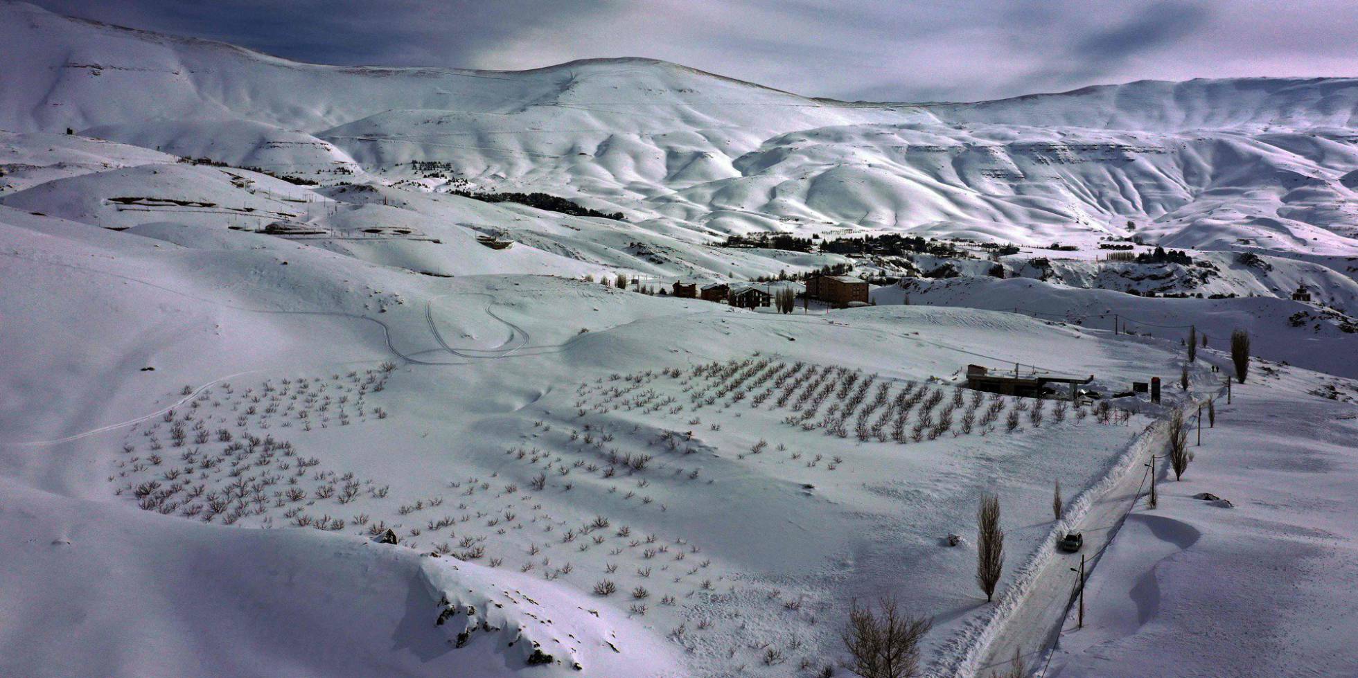 Vista aérea de las montañas libanesas del norte de Beirut, cubiertas de nieve, a 1800 metros sobre el nivel del mar.