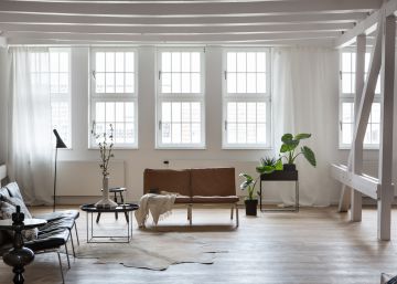 Poner muebles de cartón y otros 9 trucos que usan las inmobiliarias para vender pisos (y tú puedes aplicar)