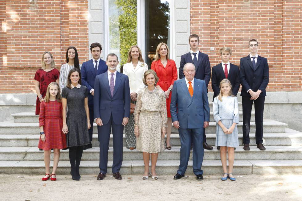 La reina Sofía rodeada de su familia al completo por su 80 cumpleaños, el pasado noviembre. La infanta Cristina no aparecía en una imagen familiar desde hace casi siete años. rn