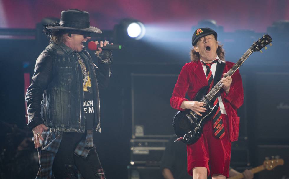 Axl Rose hace doblete. Ahora con Angus Young, de ACDC, en un concierto en Hamburgo (Alemania, 2016).