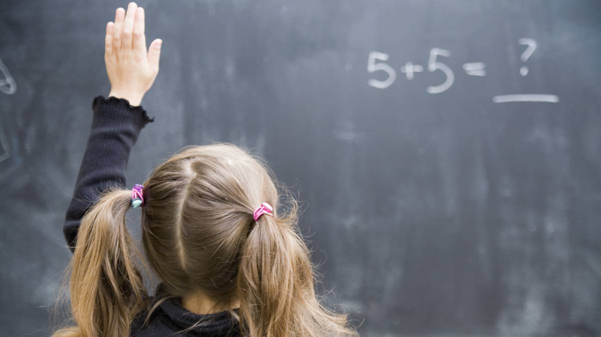 Una pequeña en clase de matemáticas.