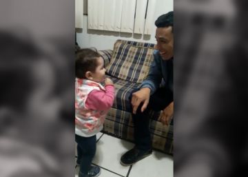 La niña que conmueve a los internautas al intentar comunicarse con su padre sordomudo