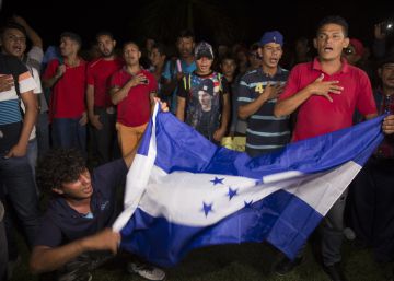 Una nueva caravana de hondureños parte hacia EE UU, en imágenes