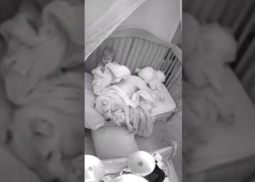 La adorable escena de una niña que duerme abrazada a su pitbull para no sufrir ansiedad