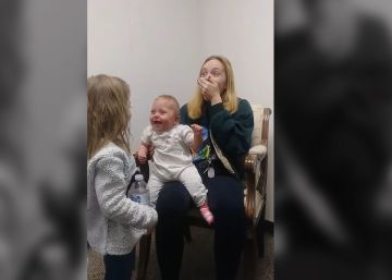 La conmovedora reacción de un bebé al probar sus primeros audífonos