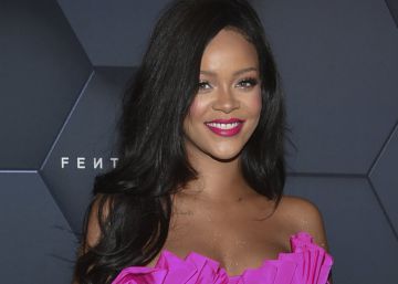 Rihanna demanda a su padre por utilizar su nombre para hacer negocio