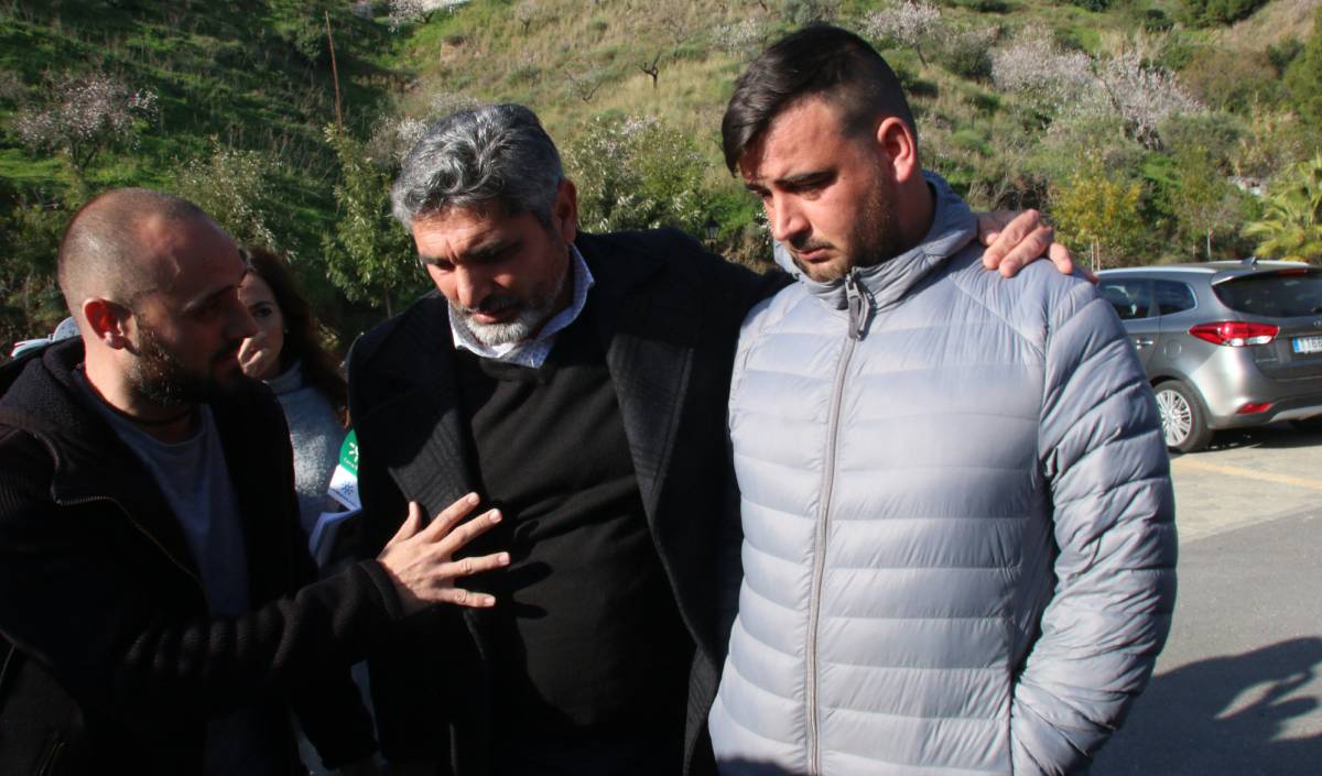 El padre de Julen (derecha), con Juan José Cortes, este miércoles.