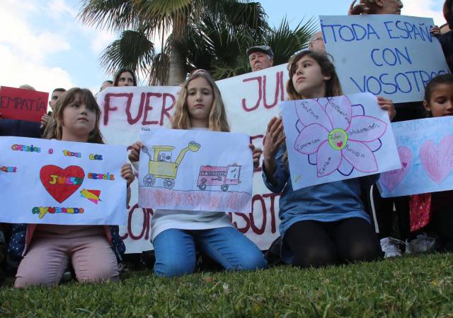 Totalán residents showing support for relatives of Julen.