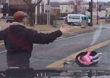 Un bebé de dos años se cae de un coche en marcha