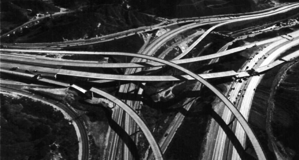El cruce de las autopistas 14 y 5, al norte de Los Ángeles, seccionado por el terremoto de Northridge el 17 de enero de 1994.