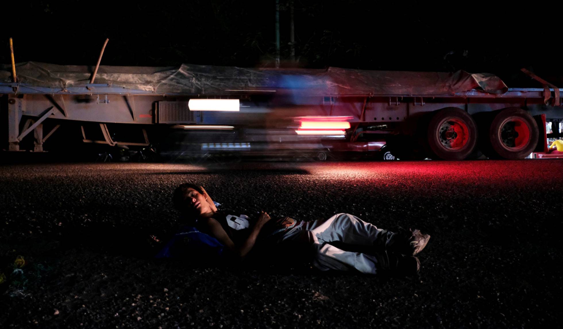 Un participante de la caravana migrante a su paso por Guatemala.