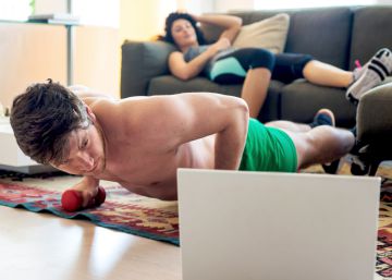 Los 10 utensilios básicos para ponerse en forma en casa, según tres entrenadores personales
