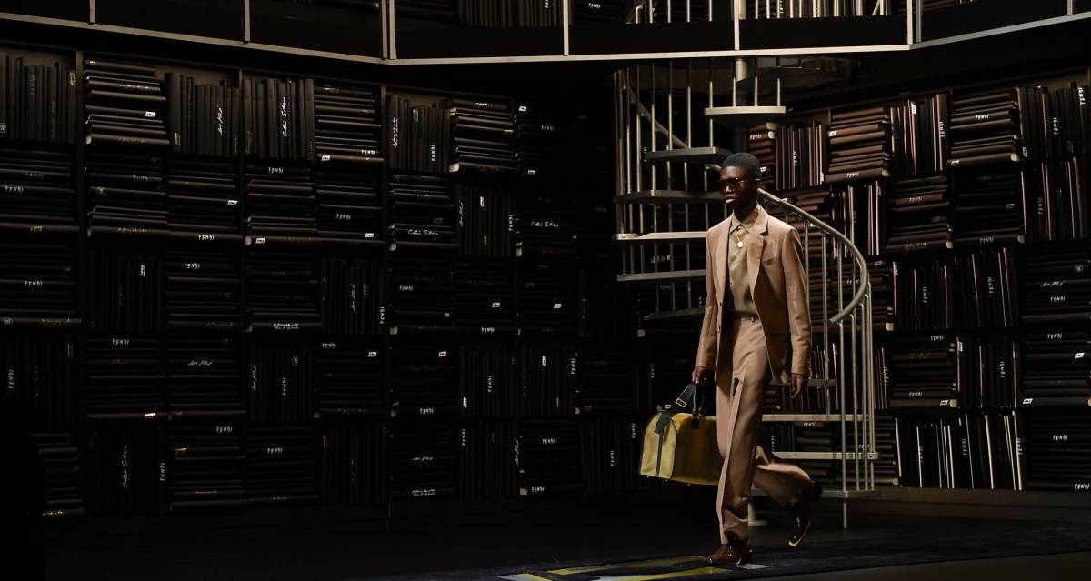 Un modelo desfila para Fendi en su desfile de Milán, el 14 de enero de 2019.
