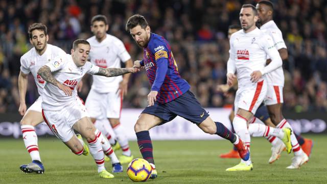 Messi rodeado por contrarios del Eibar.