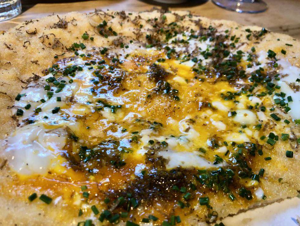 EL ESCALOPE DE FISMULER CON HUEVO, TRUFA RALLADA Y CEBOLLINO CAPEL