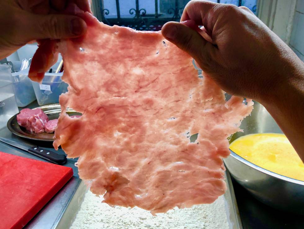 CASI TRANSPARENTE, ANTES DE REBOZAR EN HARINA, HUEVO Y PAN RALLADO CAPEL