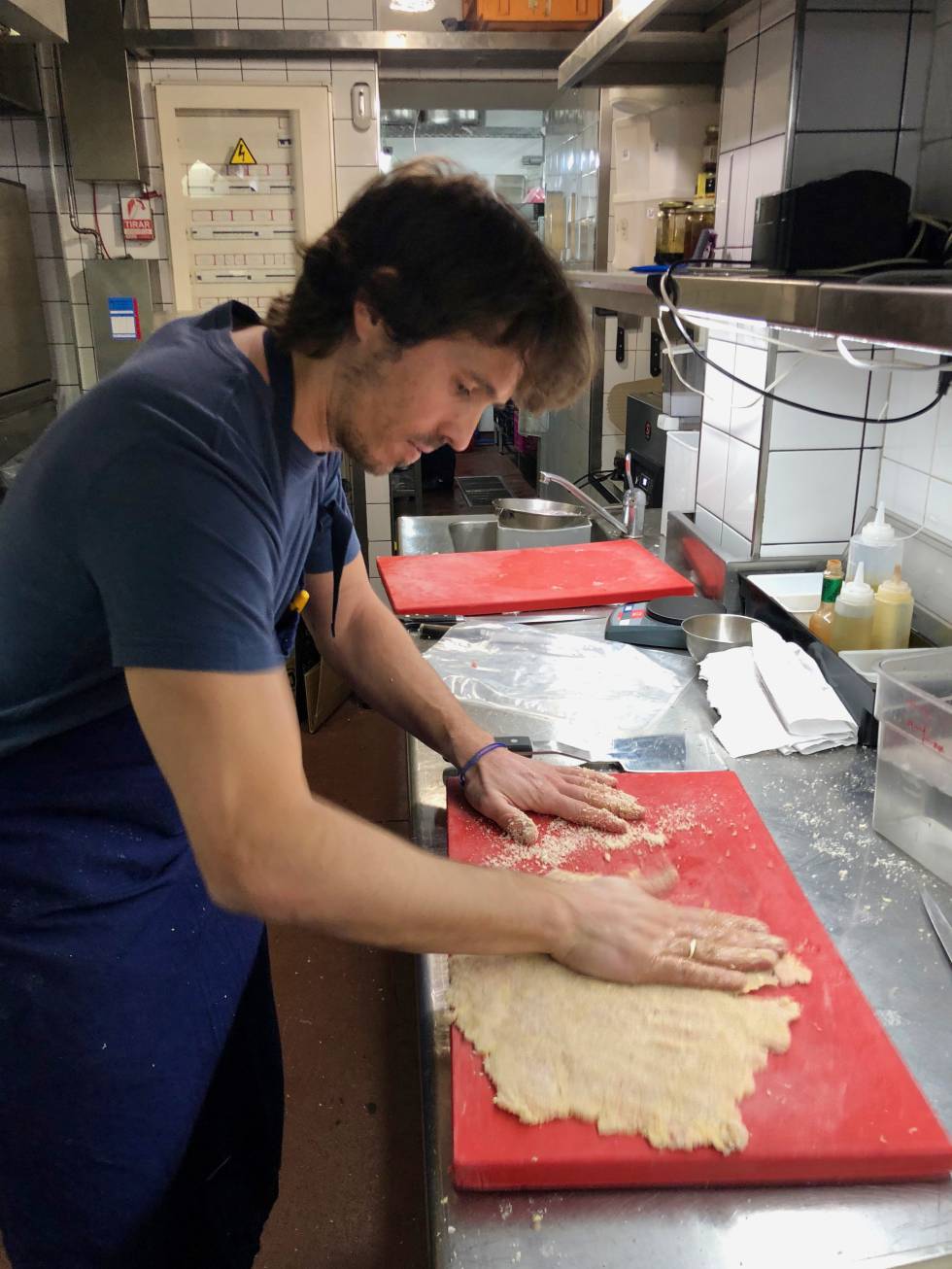 APLASTANDO EL ESCALOPE ANTES DE INTRODUCIRLO EN LA SARTÉN CAPEL