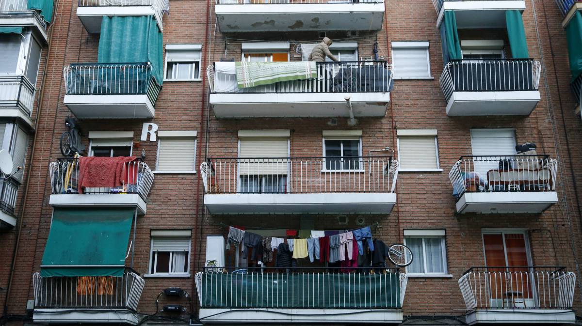 Vista de la fachada de un edificio de Entrevías.