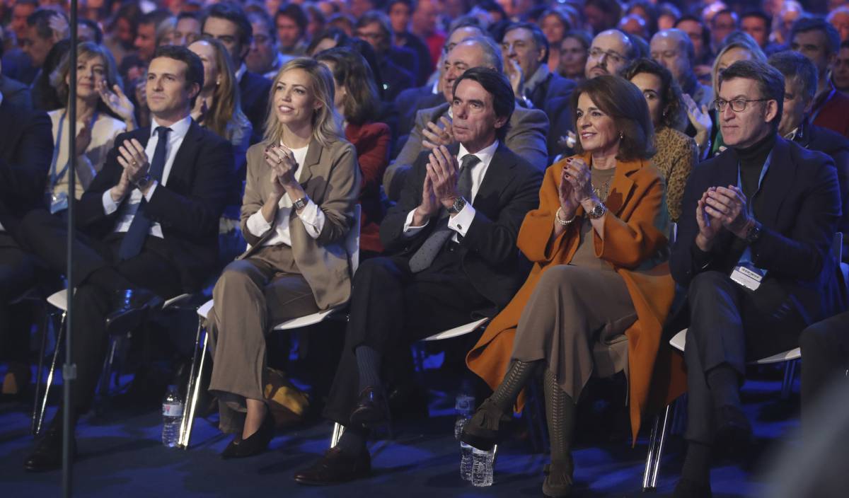 Pablo Casado, junto a su mujer Isabel Torres, Jose María Aznar, Ana Botella, y Alberto Núñez Feijóo.
