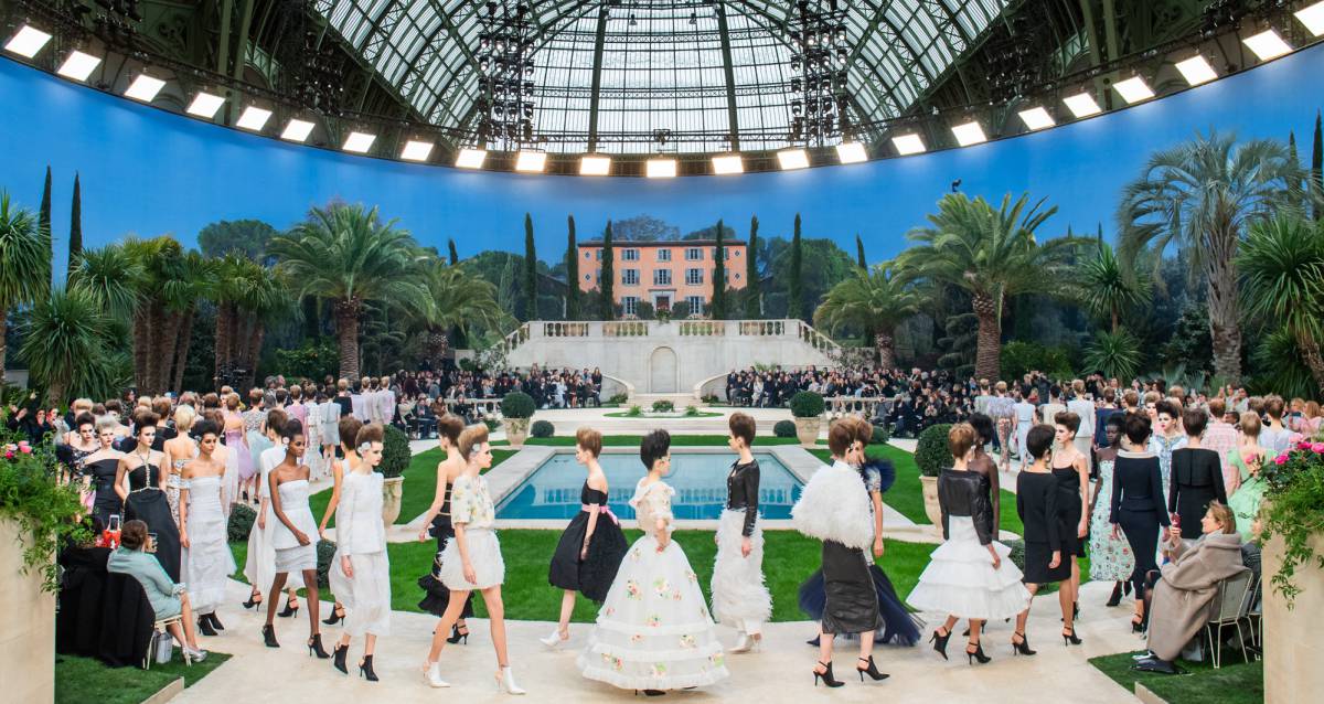 Los modelos de Chanel, en el espectacular escenario creado para el desfile.